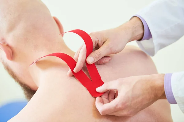 Kinesiologie Therapeutische Bandapplikation Auf Dem Männlichen Rücken Elastisches Taping Zur — Stockfoto
