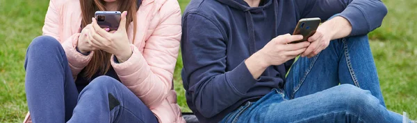 Comunicação Moderna Jovem Mulher Homem Sentados Juntos Olhando Para Smartphone Fotos De Bancos De Imagens