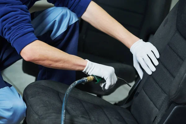 洗车座用的布 详细清洗汽车座椅时使用真空吸尘器和压缩空气 — 图库照片