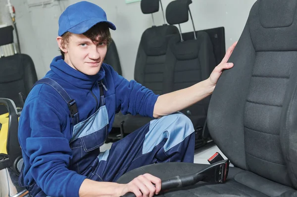 自動車のクロスシートクリーニングサービス 車の詳細中に掃除機と労働者の肖像画 — ストック写真