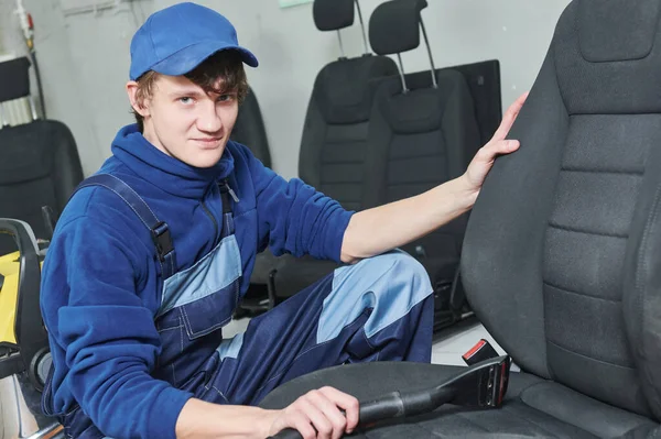 Serviço Limpeza Assentos Pano Automóvel Retrato Trabalhador Com Aspirador Durante Fotos De Bancos De Imagens