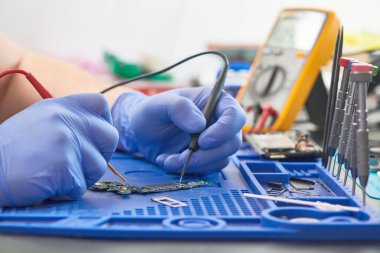 Cep telefonu tamiri için yakın çekim. Elektrik devresindeki akımı ya da çoklu metre ile akıllı telefon bileşenini ölçmek