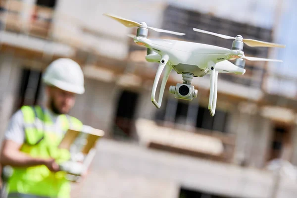 Operaio Edile Pilota Drone Cantiere Videosorveglianza Ispezione Sicurezza Industriale Riprese — Foto Stock