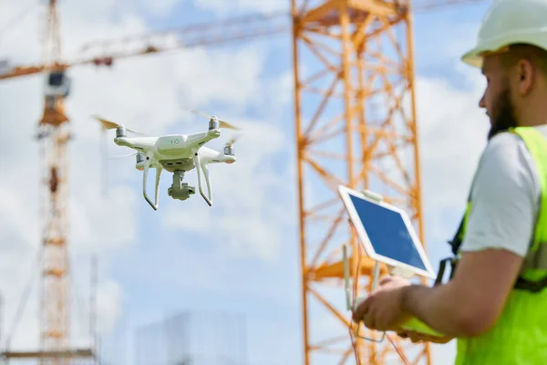 Robotnik Budowlany Pilotujący Drona Placu Budowy Monitoring Wideo Lub Kontrola — Zdjęcie stockowe