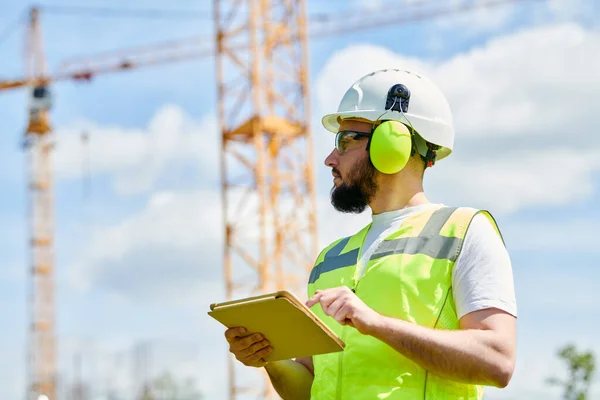 Worker Safety Protecting Equipment Watching Construction Area Engineer Architect Tablet — Stock Photo, Image