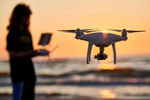 Homem Operar Drone Pôr Sol Drone Voar Sobre Mar Foco — Fotografia de Stock