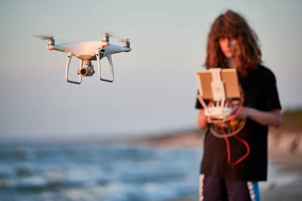 Homem Operar Drone Pôr Sol Drone Voar Sobre Mar Foco Fotografias De Stock Royalty-Free