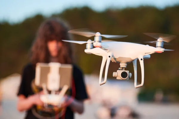 Uomo Operativo Drone Tramonto Drone Che Sorvola Mare Concentrati Sul Foto Stock