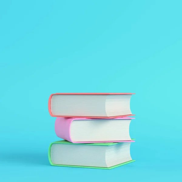 Pilha Livros Sobre Fundo Azul Brilhante Cores Pastel Conceito Minimalismo — Fotografia de Stock