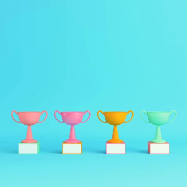 Fyra Färgglada Trofékoppar Klarblå Bakgrund Pastellfärger Minimalistiskt Koncept Återgivning — Stockfoto