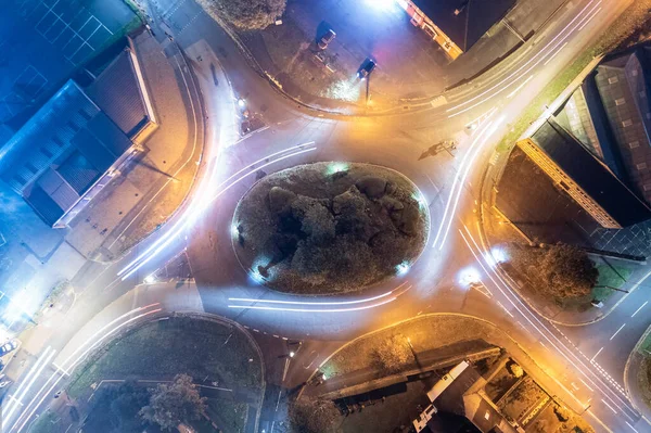 Drohnenaufnahme Von Kreisverkehr Mit Ampelpfaden Bei Nacht Ansicht Der Straße — Stockfoto