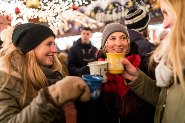 Szczęśliwe Młode Kobiety Filiżankami Grzanego Wina Jarmarku Bożonarodzeniowym Innsbrucku Uśmiechnięte — Zdjęcie stockowe
