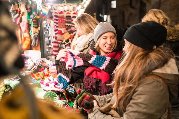 在因斯布鲁克的圣诞市场购物的快乐的年轻女性 在奥地利微笑的女孩们享受在一起的时光并购买温暖的衣服 生活方式和文化观念 — 图库照片