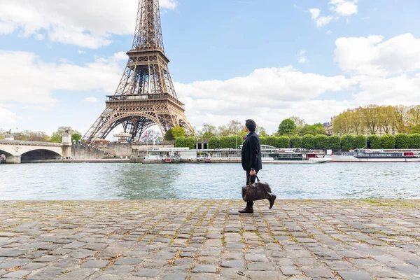 Бизнесмен Париже Прогуливается Сене Глядя Эйфелеву Башню Заднем Плане Мультирасовый — стоковое фото