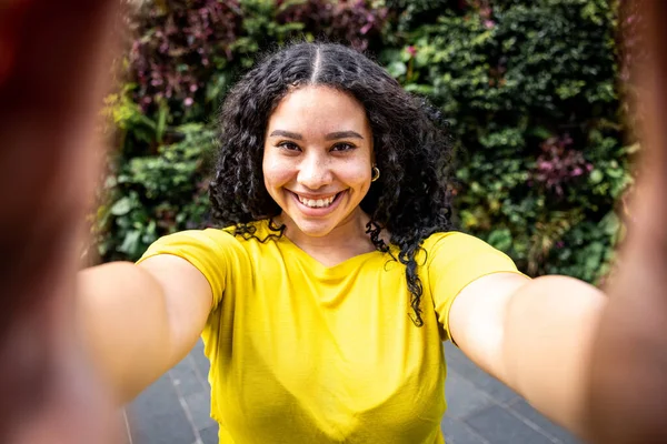 Young Black Woman Taking Selfie Front Green Background Multiracial Curly Royalty Free Stock Fotografie