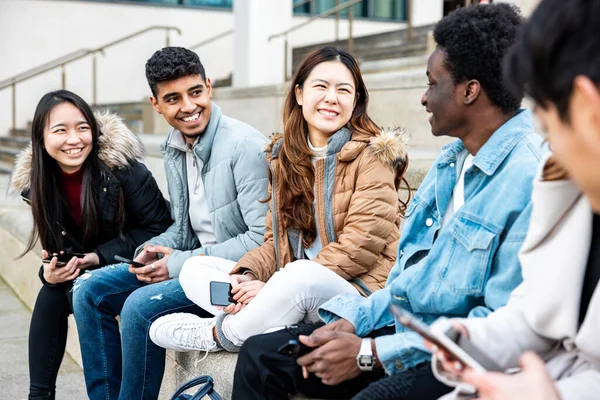 Autentické Záběry Šťastné Skupiny Multiraciálních Přátel Millennials Generace Lidí Městě Stock Obrázky