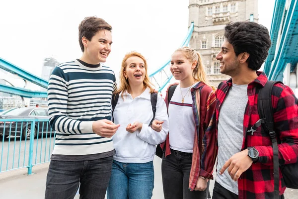 Happy Students Tower Bridge London School Trip Multiracial Group Teenagers Stock Fotografie