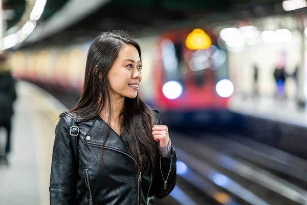 Portret Chińskiej Kobiety Stacji Metra Młoda Azjatka Czeka Pociąg Uśmiecha — Zdjęcie stockowe