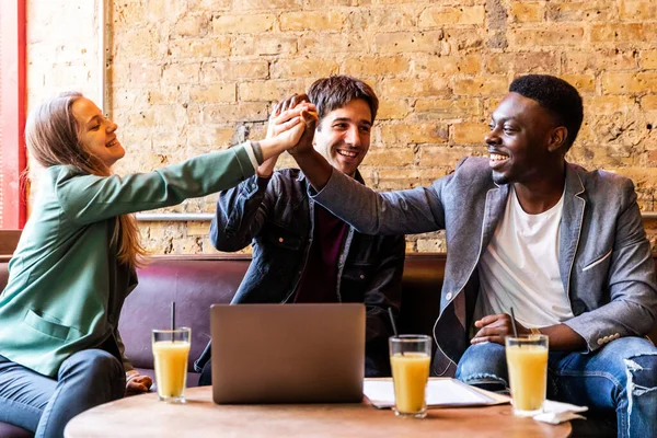 カフェのコワーキングスペースで働く幸せな多人種の人々 成功のために高い5と幸せを与える3人の若い友人 若い起業家とリモートワークの概念 — ストック写真