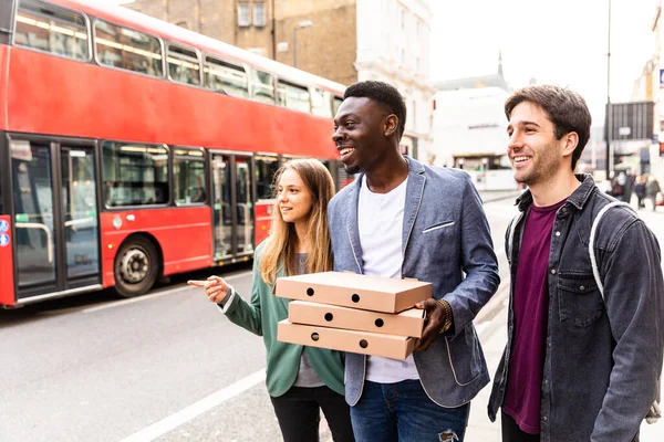 快乐的朋友与外卖比萨饼在伦敦 多种族最好的朋友组享受时间一起在城市 回家与美味的食物 生活方式和幸福 千禧年文化 — 图库照片