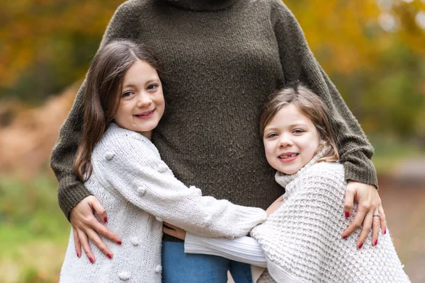 Duas Meninas Sorridentes Filhas Abraçando Sua Mãe Floresta Vista Perto — Fotografia de Stock