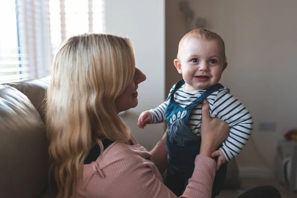 Šťastná Matka Chlapeček Pohovce Doma Drží Užívají Čas Spolu Životní Stock Obrázky