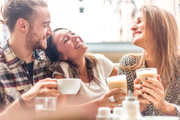 Multiracial Grupp Vänner Att Kaffe Tillsammans Två Kvinnor Och Man — Stockfoto