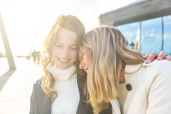Klidné Multiraciální Ženy Objímající Usmívající Dvě Krásné Ženy Městě Spojující — Stock fotografie