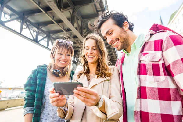 Multirassische Freundesgruppe Mit Smartphone Der Stadt Glückliche Gruppe Von Menschen — Stockfoto