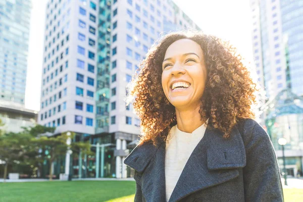 城市中成功的女商人肖像 笑容可亲的黑发女人 享受阳光灿烂的日子 聪明的休闲装 生活方式和幸福的概念 — 图库照片