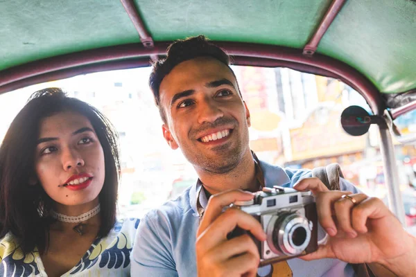 Casal Multirracial Feliz Amigos Tuk Tuk Explorando Bangkok Tirar Fotos — Fotografia de Stock