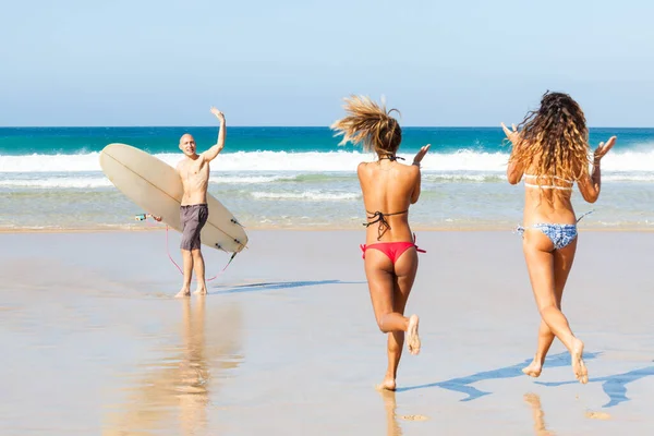 Gelukkige Jonge Mensen Vrienden Aan Zee Met Surfplank Vakantie Sport — Stockfoto