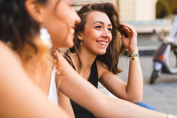 Glückliche Frauen Porträtieren Lächelnd Und Einem Sommertag Nebeneinander Der Stadt — Stockfoto