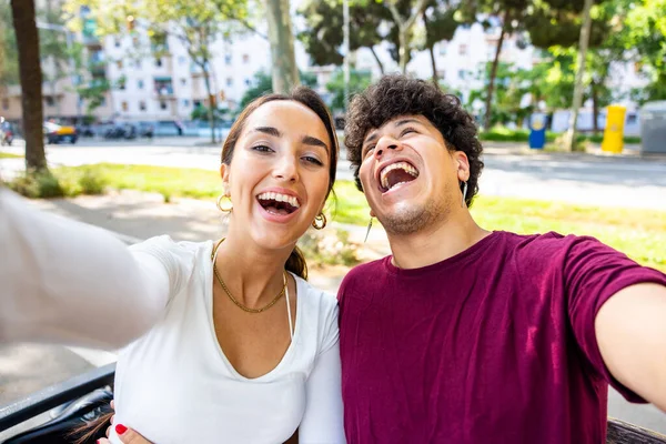 Pareja Feliz Tomando Una Selfie Riendo Divirtiéndose Hombre Mujer Disfrutando — Foto de Stock