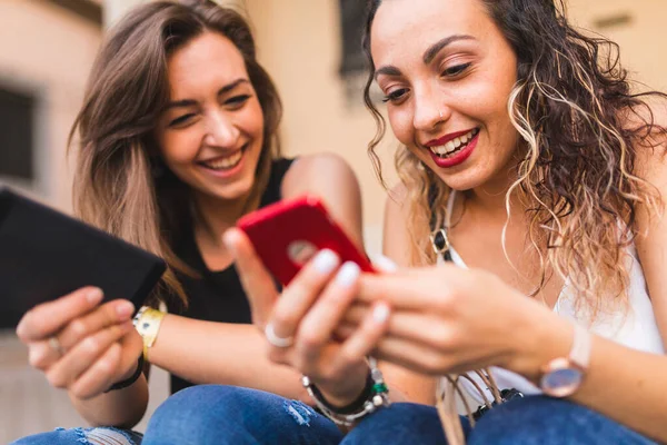 夏の日に一緒に街で一緒に時間を楽しんで 携帯電話や笑いを使用して100万人の幸せな女の子 ライフスタイル ソーシャルメディアのための技術デバイスを使用して幸せな人々の友情の概念 — ストック写真