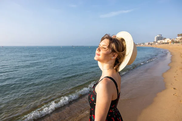 Όμορφη Γαλήνια Νεαρή Γυναίκα Πορτρέτο Στην Παραλία Ξανθιά Γυναίκα Απολαμβάνοντας — Φωτογραφία Αρχείου