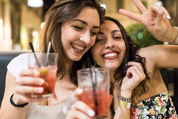两个快乐的女人最好的朋友在一个夏天的夜晚一起在城市里喝酒 意大利快乐的人喝酒的生活方式和友谊的概念 — 图库照片