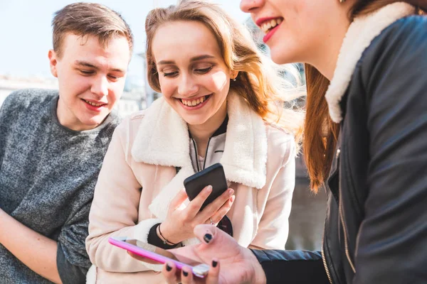 Happy Group Friends Using Smartphone Laughing Τρεις Νέοι Ένας Άνδρας — Φωτογραφία Αρχείου