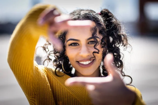 手や指で顔をフレーミングし カメラで笑顔幸せな黒人女性の肖像画 黄色の上と巻き毛を身に着けている美しい多人種の若い女性 幸福とライフスタイルの概念 — ストック写真