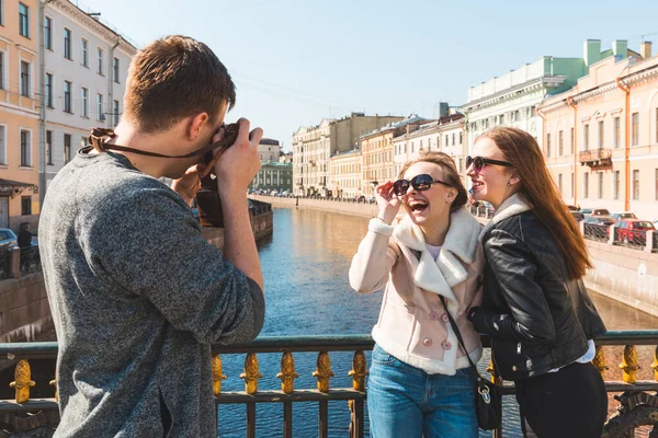 Grup Prieteni Care Bucură Sankt Petersburg Fac Fotografii Trei Tineri — Fotografie, imagine de stoc