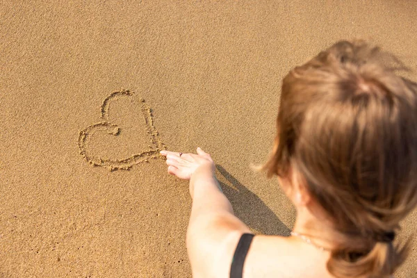 Γυναίκα Σχέδιο Σχήμα Καρδιάς Στην Άμμο Δάχτυλο Στην Παραλία Μια — Φωτογραφία Αρχείου