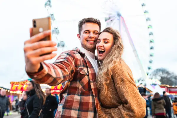 Šťastný Pár Baví Zábavním Parku Londýně Mladý Pár Lásce Selfie Stock Obrázky