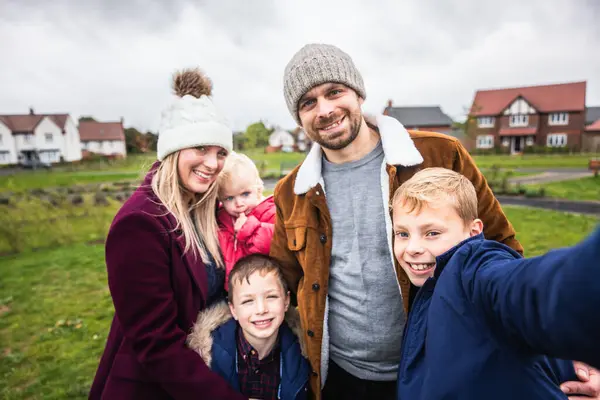Happy Family Taking Selfie Together Park Ukryta Piękna Młoda Rodzina Obrazek Stockowy
