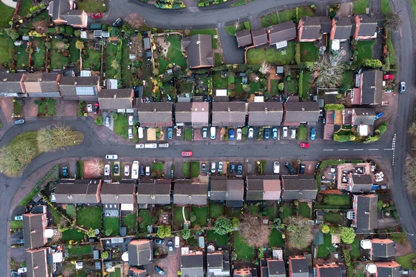 イギリスの郊外の空中ビュー 典型的な英国の家屋と緑の庭を持つニューエステート 英国の不動産や建物のコンセプト ロイヤリティフリーのストック写真