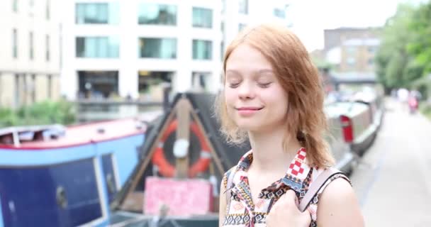 Усміхнена Красива Жінка Портрет Біля Міського Каналу Лондоні Портрет Молодої — стокове відео