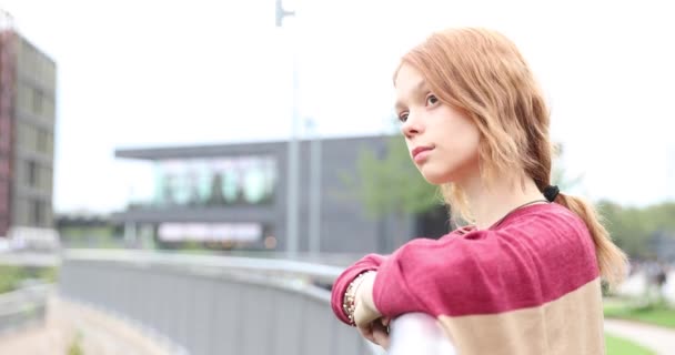 Autentický Záběr Zamyšlené Smutné Mladé Ženy Městě Portrét Ženy Venku — Stock video