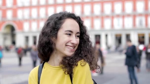 Autentický Portrét Záběru Krásné Dívky Mladé Ženy Madridu Dívá Kameru — Stock video