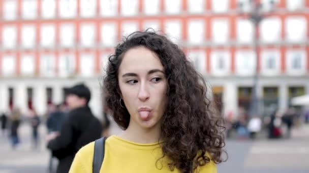 Retrato Auténtico Una Hermosa Joven Madrid Mirando Cámara Sonriendo Conceptos — Vídeo de stock