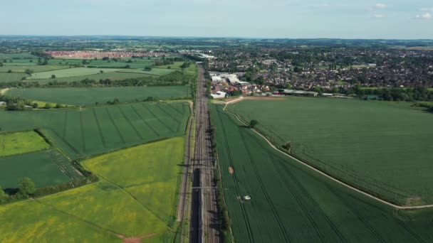 Железнодорожный Транспорт Сельской Местности Проходящие Поезда Вид Воздуха Красивые Зеленые — стоковое видео