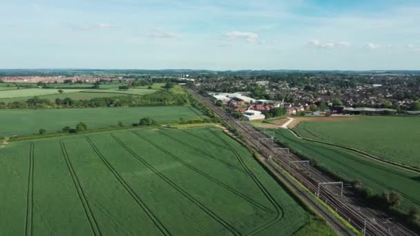 农村铁路和火车通过 空中景观 英国美丽的绿色风景 自然和交通概念 — 图库视频影像